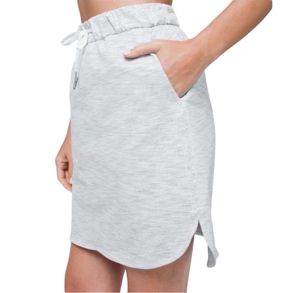 Lululemon Athletica On The Fly Light Gray Mini Skirt Size 4